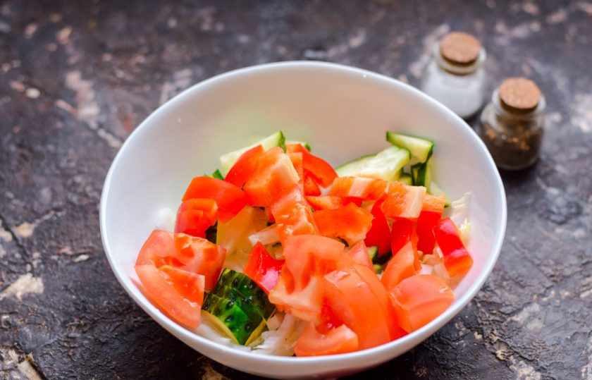 1. Этап. Салат Яркий праздник с курицей: Помидоры и сладкий перец нарежьте небольшими кусочками, добавьте в салатник.