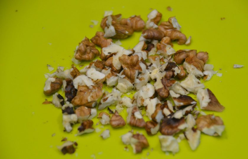 1. Этап. Овсянка Королевская: Измельчите орехи, всыпьте в сотейник.