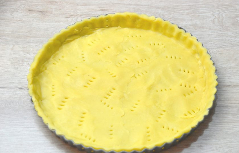 1. Этап. Американский лимонный пирог: Перенесите тесто в форму для запекания (лучше разъемную), сформируйте невысокие бортики, примерно 2-3 см., наколите дно вилкой.