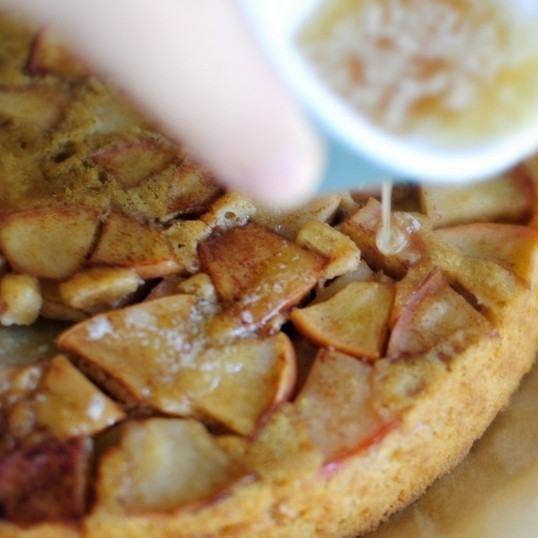 1. Этап. Яблочный торт: Растопленной смесью обильно поливаем яблочный торт. Теперь яблочный торт готов к подаче. Приятного аппетита!