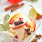 Сладкий маринованный лук с яблоками Репчатый лук нарежьте ломтиками или полукольцами Яблоко нарежьте тонкими ломтиками Для маринада вскипятите воду со специями, солью, сахаром и уксусом Добавьте в маринад сладкий соевый соус