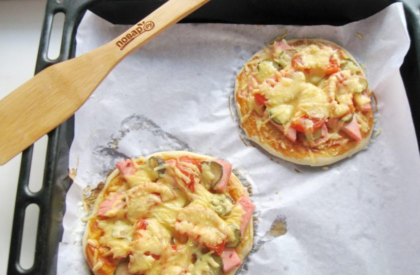 1. Этап. Школьная пицца: Выпекайте пиццу в духовке, которую нужно предварительно разогреть до 175-180 градусов в течение 20-25 минут. Время выпекания зависит от вашей духовки.