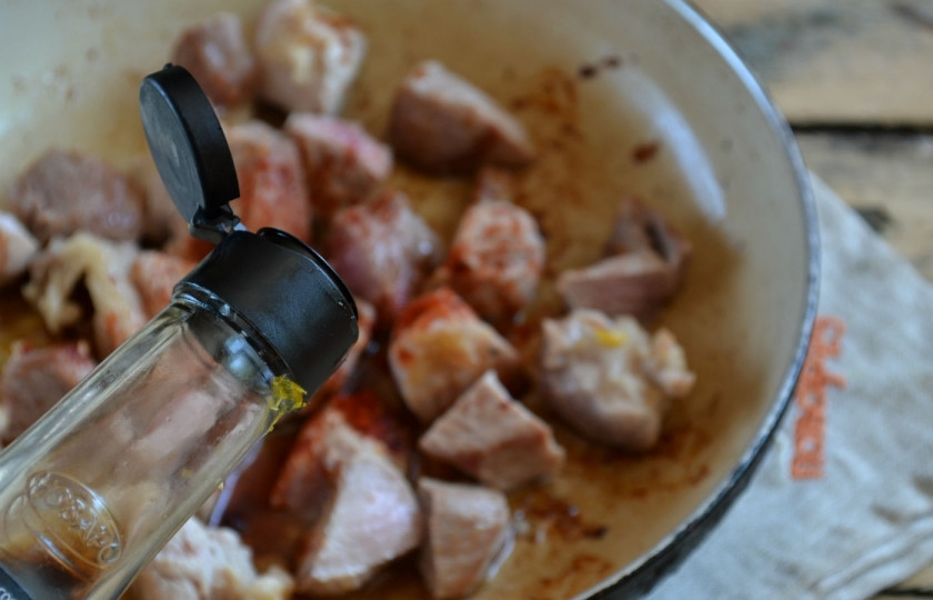 1. Этап. Свинина под соевым соусом: К уже успевшему подрумяниться мясу добавьте соевый соус, тушите все под крышкой 10 минут. За это время мясо размягчится и станет очень нежным.