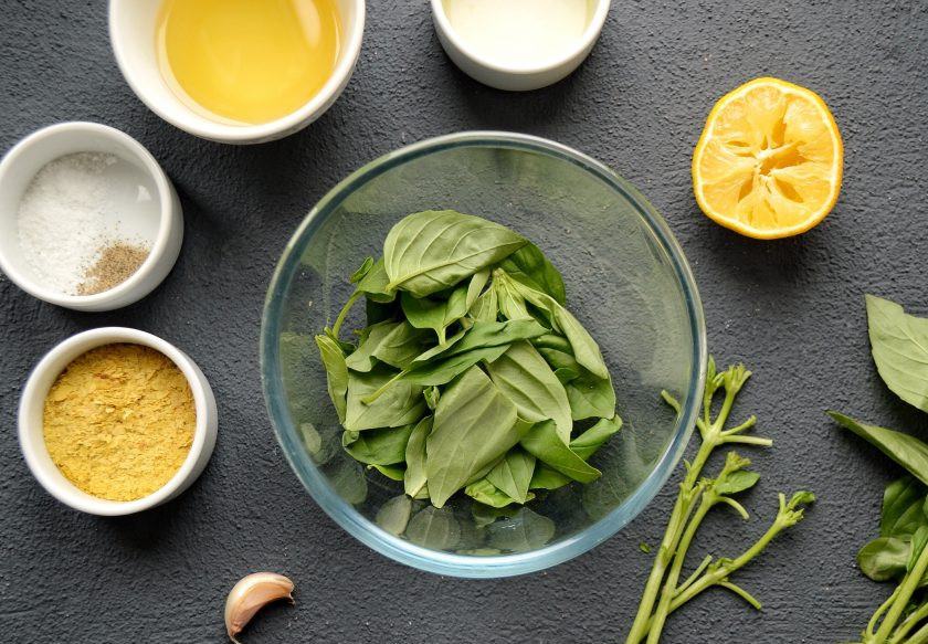 1. Этап. Веганский песто: Базилик помойте, обсушите. Оторвите листики от стеблей.