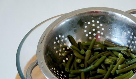 1. Этап. Салат с тушёнкой из индейки: Через 3-4 минуты, переложить фасоль в ледяную воду, оставить на пару минут, затем откинуть в дуршлаг.