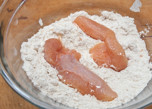 1. Этап. Куриное филе во фритюре: Затем куриное филе обваляйте в панировке.