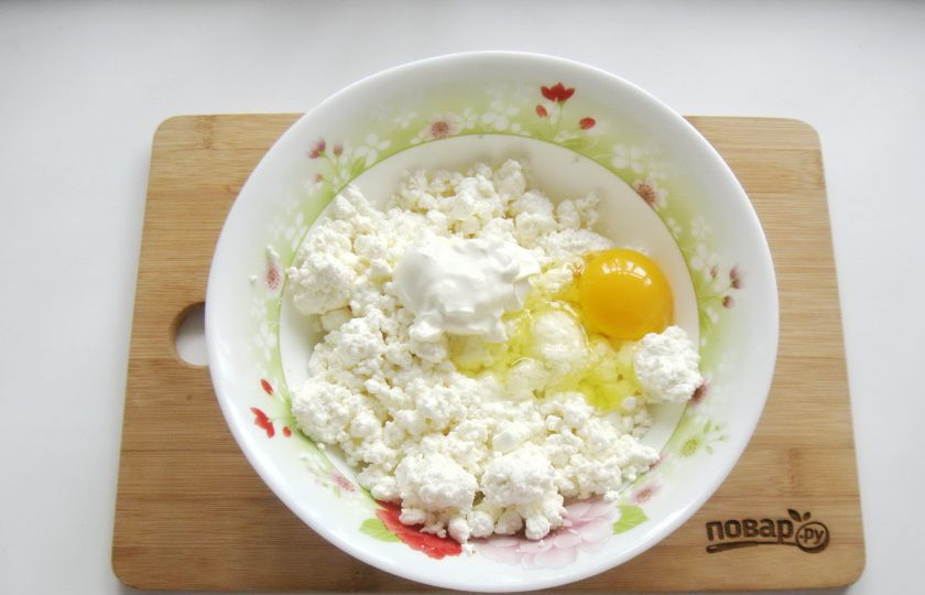 1. Этап. Творожная запеканка со шпинатом: Добавьте сметану.