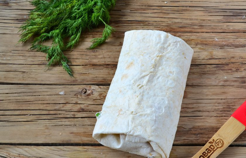 1. Этап. Шаверма с пикантной курочкой и чесночным соусом: Заверните лаваш с начинкой в конверт.