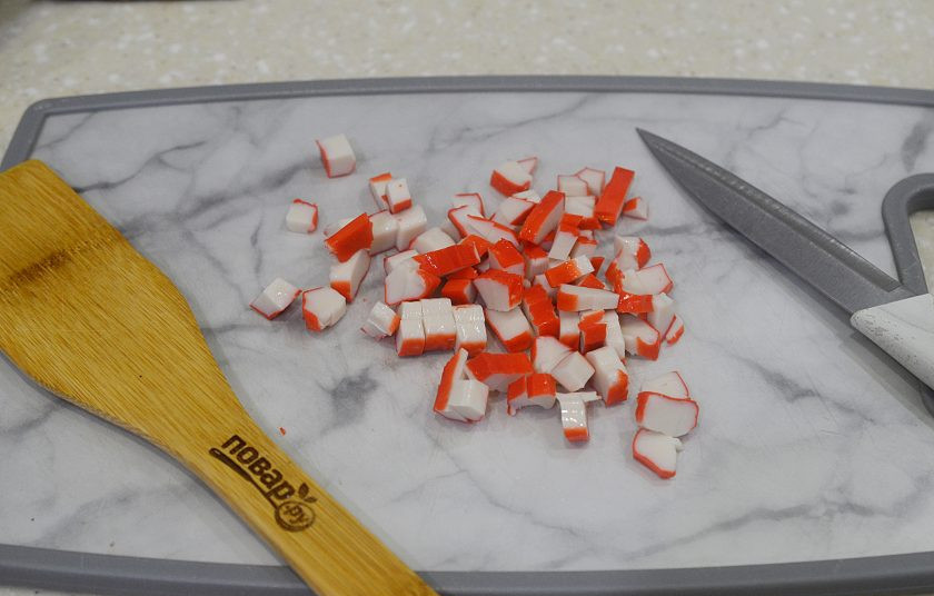 1. Этап. Крабовый салат с морской капустой: 2. Крабовые палочки нарежьте кубиком.