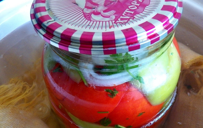 1. Этап. Салат из помидоров с перцем на зиму: Закатываем банки крышками. Переворачиваем и укутываем в одеяло до полного остывания.