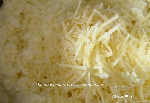 1. Этап. Творожные шарики с пармезаном и зеленью: Добавьте тертый пармезан, перемешайте.