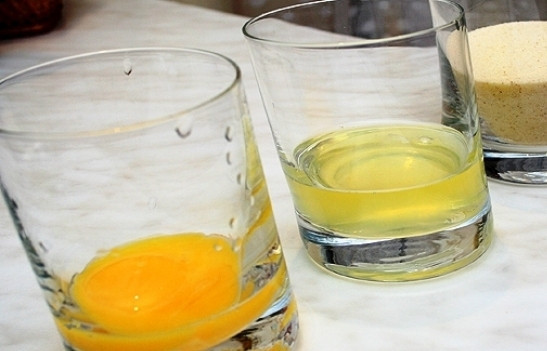 1. Этап. Салат Цезарь слоеный: Белки отделить от желтков.