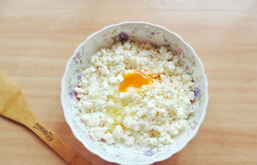 1. Этап. Сырники с луком: Добавьте яйцо и соль.