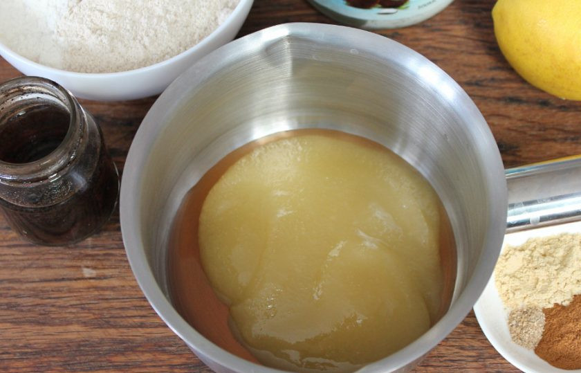 1. Этап. Пряники без сахара: Мед и настойку отправляем в сотейник.