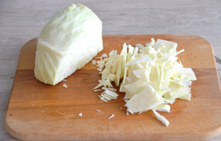 1. Этап. Пирог из рулетиков с разными начинками: Пока подходит тесто, займитесь приготовлением начинки, для этого нашинкуйте капусту.