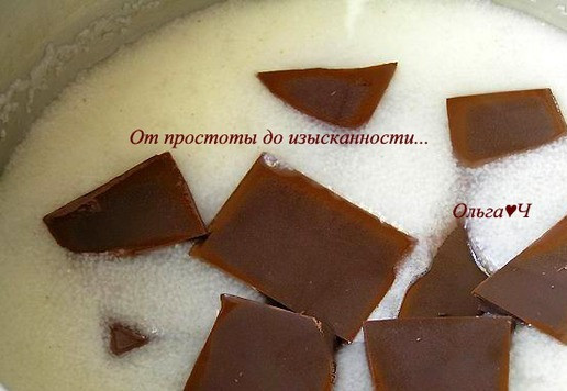 1. Этап. Шоколадно-лимонное мороженое: Сварите густую кашу из манной крупы и воды, постоянно помешивая венчиком. Добавьте шоколад, поломанный на кусочки, перемешайте.