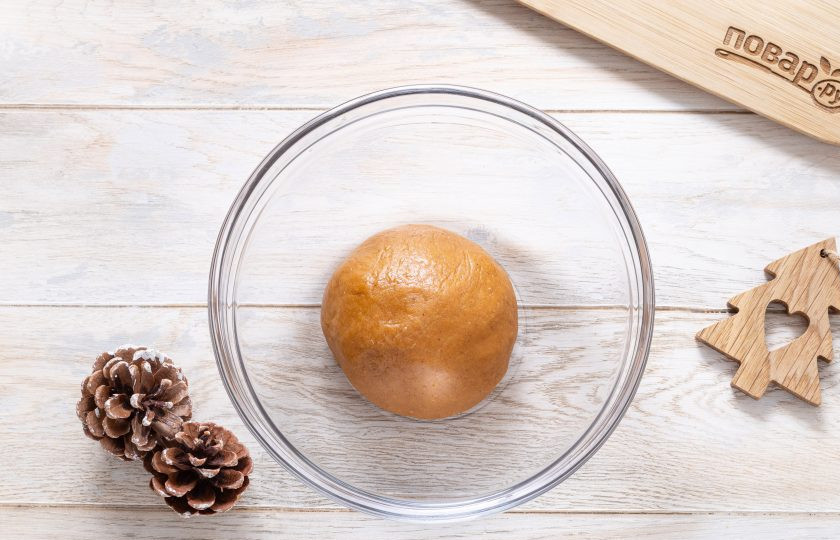 1. Этап. Имбирное печенье на Новый год Змеи: Замесите однородное, немного липкое тесто. Скатайте его в шар, заверните в пленку и уберите в холодильник на 2 часа.