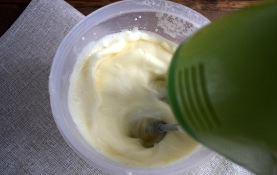 1. Этап. Бисквитный торт с творожным кремом: Творог протрите через сито или с помощью блендера. Взбейте с сахарной пудрой и сливками.