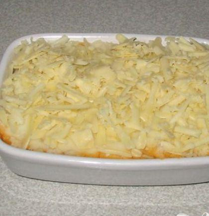 1. Этап. Пастушья запеканка: 5. Разогреть духовку до 200 градусов Цельсия. При помощи ложки равномерно выложить картофель на мясо. Разровнять картофель и посыпать сверху сыром.