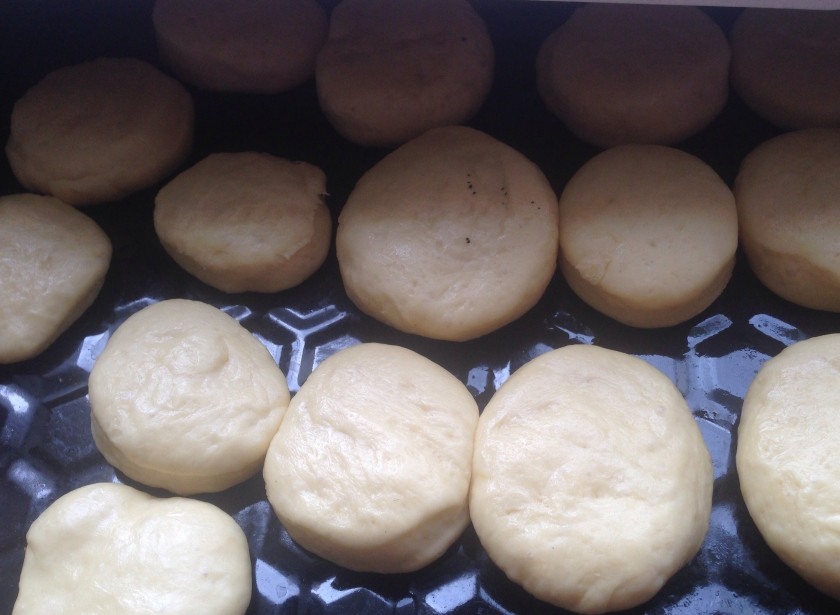 1. Этап. Пончики воздушные: Достаем тесто обминаем, раскатываем и вырезаем стаканом кружки толщиной 2-3 см. Складываем на противень, на крыть пакетом что-бы не под сохло и оставим на 1-1,5 часа.