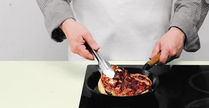 1. Этап. Курица целиком: Затем переверните ее и готовьте на другой стороне, прижимая чем-то тяжелым на умеренном огне до готовности.