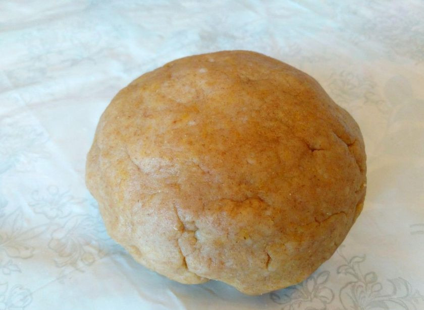 1. Этап. Квише с овощной начинкой: Оберните тесто пищевой плёнкой и поместите в холодильник на 20-30 минут.