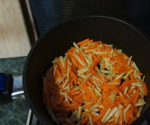 1. Этап. Суп, сжигающий калории: 4. Слегка потомите на сковороде с небольшим количеством масла корень сельдерея и морковь. Как только овощи станут мягкими, выключайте.