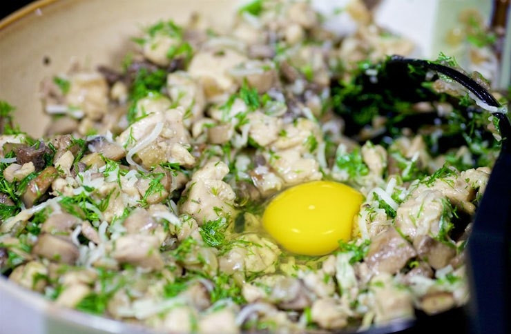 1. Этап. Ракушки с курицей и грибами: И добавьте яйцо. Хорошо все размешайте. Яйцо скрепит начинку и не даст ей разваливаться.