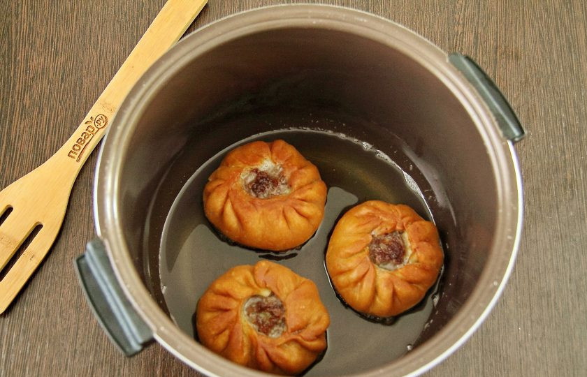 1. Этап. Беляши в мультиварке: Тесто должно стать пышным, мягким и приобрести аппетитный румянец. Готовые беляши переложите на тарелку и погрузите в масло новую партию.