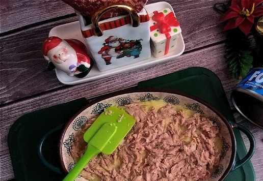 1. Этап. Картофельная запеканка с консервированным тунцом: Визуально делим пюре на 2 части. Силиконовой лопаткой укладываем первую половину пюре по дну. Это первый слой запеканки. Вторым слоем равномерно укладываем тунца.