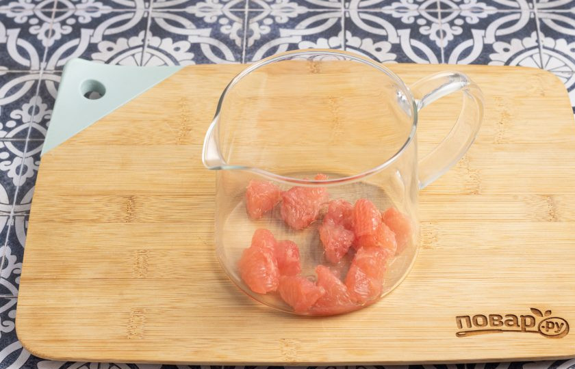 1. Этап. Чай с грейпфрутом: Переложите мякоть грейпфрута в заварочный чайник.