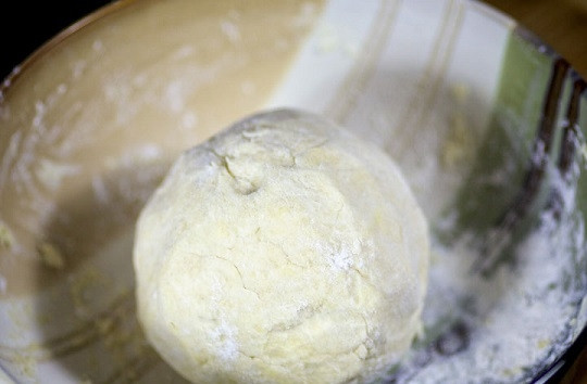 1. Этап. Яблоки, запеченные в тесте: 5. Уберите тесто в морозильник на полчасика примерно.