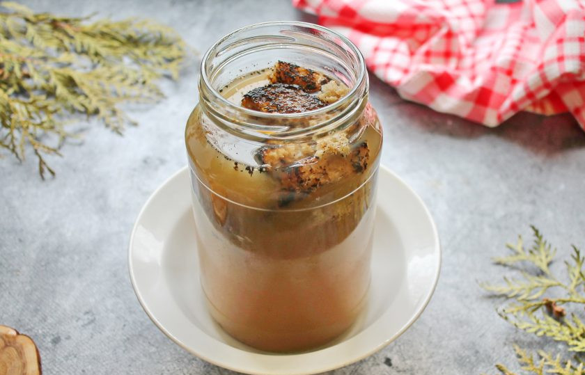 1. Этап. Квас из молочной сыворотки: Закройте банку марлей и уберите в теплое место на 24 часа. После этого процедите квас, если нужно добавьте сахар и подавайте.