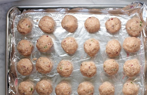 1. Этап. Мясные шарики с индейкой и беконом: 4. Сформируйте из полученной массы небольшие шарики и выложите их на противень.