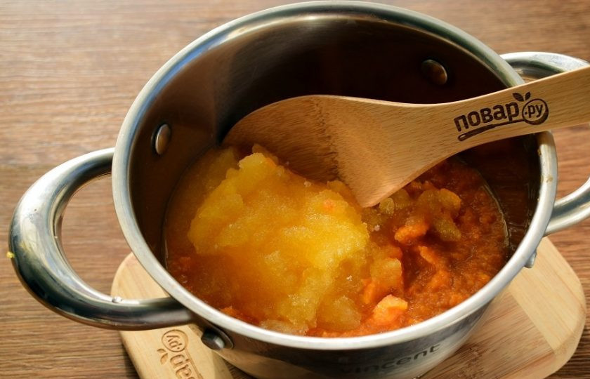 1. Этап. Пряное тыквенное суфле с отрубями: Тыквенное пюре доведите до кипения, добавьте набухший желатин. Варите до растворения желатина, постоянно помешивая. Снимите с огня и остудите при комнатной температуре.