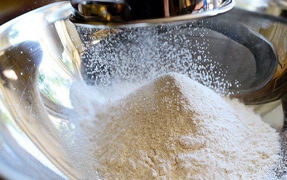 1. Этап. Песочные сконы с сыром и перцем: 1. В глубокую емкость просейте муку, разрыхлитель и соль.