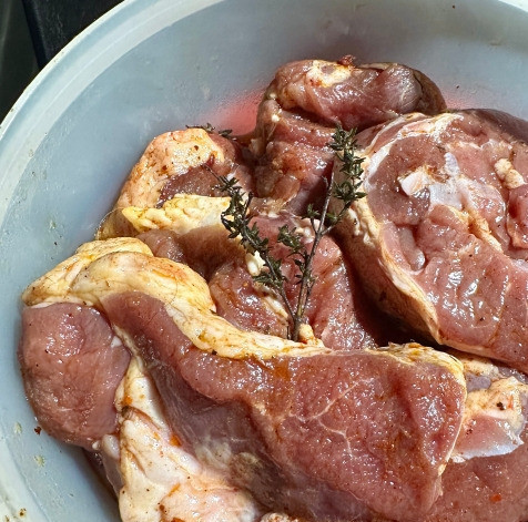 1. Этап. Баранина жареная «на» и «в» решетке: Мясо тоже в холодильнике стояло. Полдня. Часов шесть примерно.