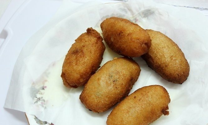 1. Этап. Оригинальная закуска из картофеля: 9. Готовую оригинальную закуску из картофеля промокните бумажным полотенцем и подавайте к столу с любимым соусом. Приятного аппетита!