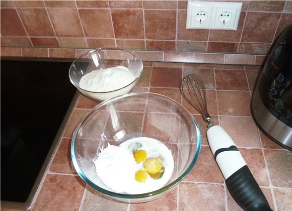 1. Этап. Хворост в мультиварке: Соедините яйца, желток, сливки, водку и 4 ст. ложки сахарной пудры, все взбейте.