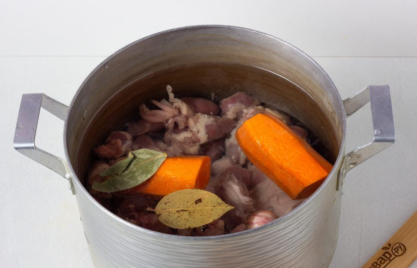 1. Этап. Салат с куриными потрошками: Потрошки тщательно промойте. Я их не режу на части и не очищаю от лишних пленок или жира сразу. Сначала варю, а при нарезке в салат всё это убираю. Заливаем потрошки водой, добавляем морковь, неочищенный зубчик чеснока, лавровый лист, перец-горошек, солим по вкусу. Варим 40-45 минут после закипания на среднем огне.