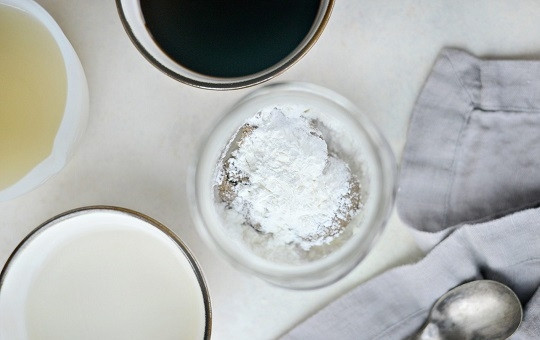 1. Этап. Соус из соевого соуса: 3. Всыпьте крахмал.