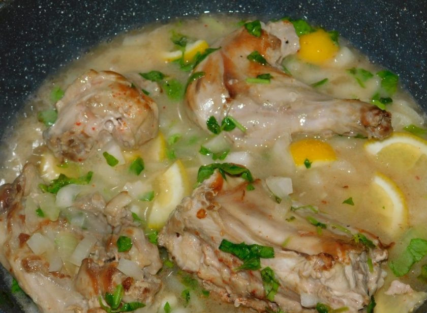 1. Этап. Кролик, тушенный с базиликом и лимоном: Тушите под крышкой на маленьком огне не менее часа, чтобы мясо стало мягким. При необходимости можно подлить немного воды.