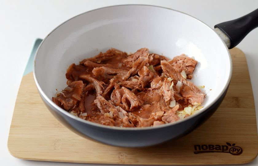 1. Этап. Соевое мясо в томатном соусе: Влейте получившийся соус в сковороду, потушите 3-4 минуты до загустения.
