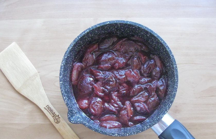 1. Этап. Густой сливовый джем: Варите сливу пока она хорошо не разварится.