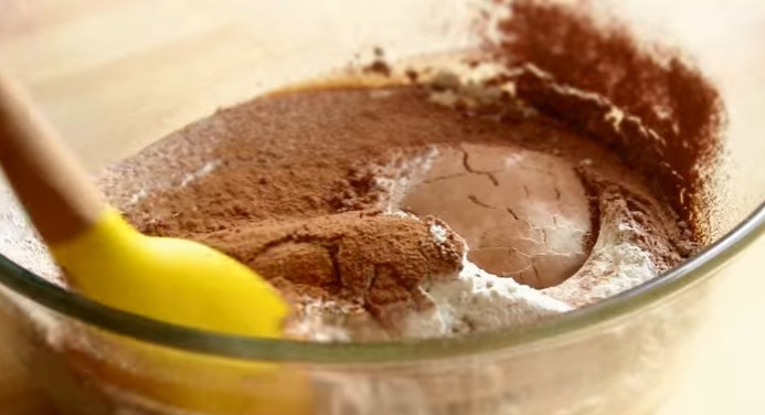 1. Этап. Шоколадный медовик Спартак: 3. Просейте муку вместе с какао и замесите тесто. Оставьте его на 20-30 минут.