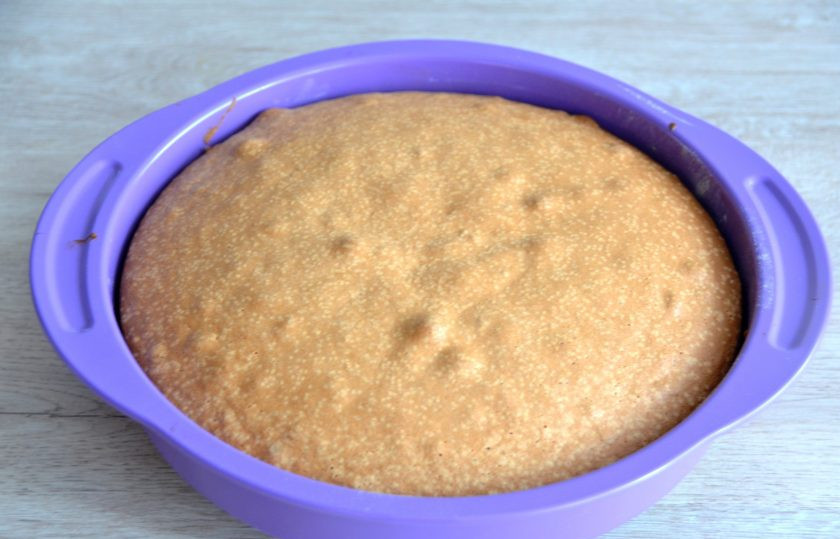 1. Этап. Торт Нежное облако: Остудите готовый бисквит. Срежьте с него верхний зажаристый слой.