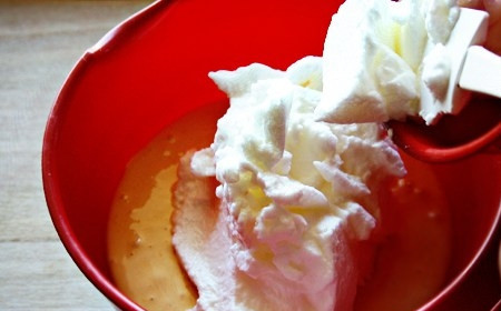 1. Этап. Тортик с клубникой: 10. Белки взбейте отдельно до плотных пиков. Переложите белки в тесто и очень аккуратно перемешайте все.