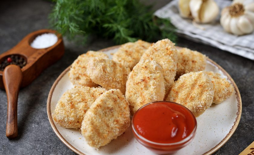 1. Этап. Куриные наггетсы без масла: Куриные наггетсы без масла готовы, подавайте с любимым соусом. Приятного аппетита!