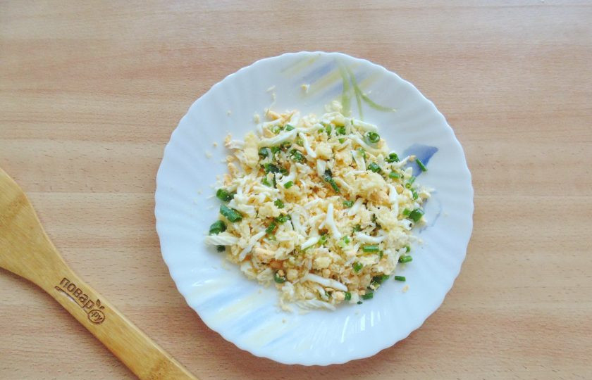 1. Этап. Зразы из судака: Начинку посолите и перемешайте.