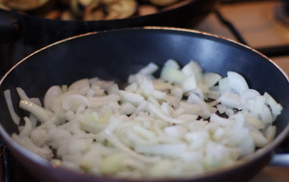 1. Этап. Баклажаны в горшочках: Лук и чеснок жарить на оливковом масле до прозрачности